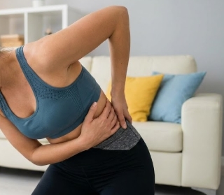 오른쪽 옆구리 통증 원인? 결림·찌릿·통증 위치별 의심 질환 총정리